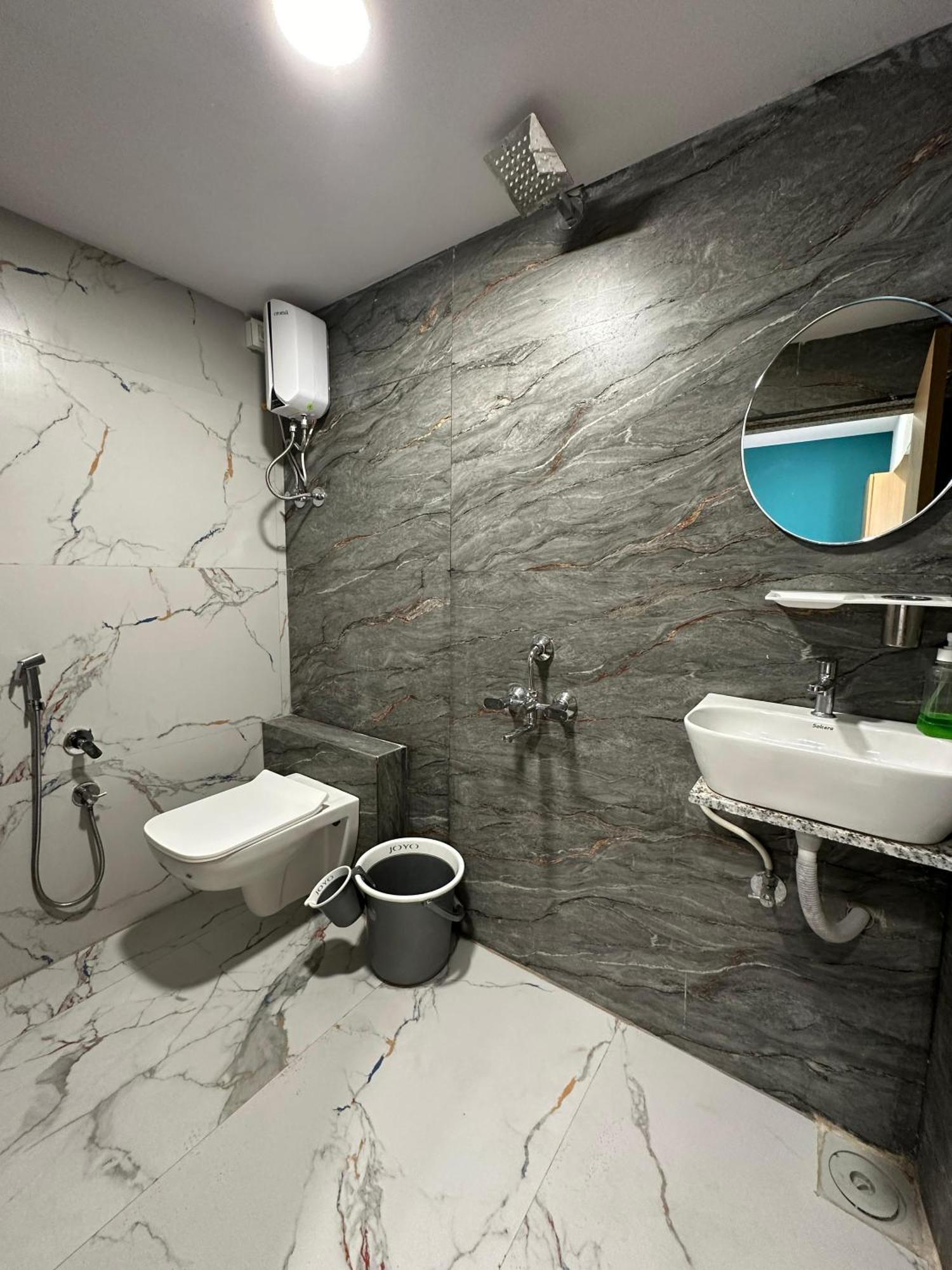 Hotel Sky Palace Adajan Surat Room photo